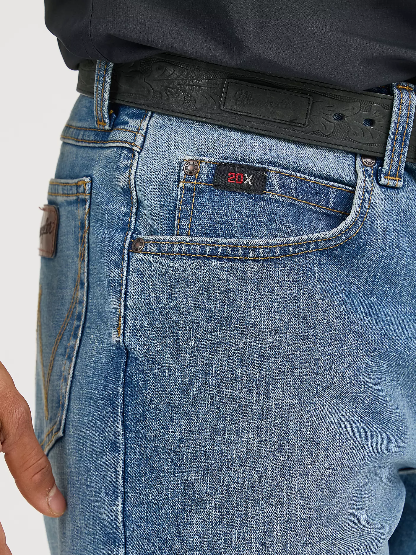 남성 Wrangler® 20X® 01 컴피티션 아드미럴 블루 액티브 플렉스 루즈핏 진 상세 이미지 6